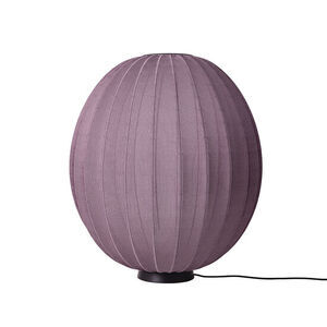 Oval burgunderfarvet lampe med strikket overflade og sort base.